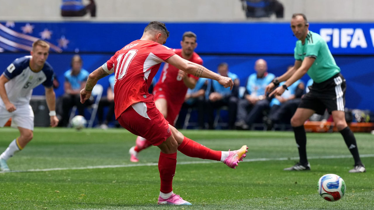 La Suisse attaque la Bosnie-Herzégovine lors du match du groupe B